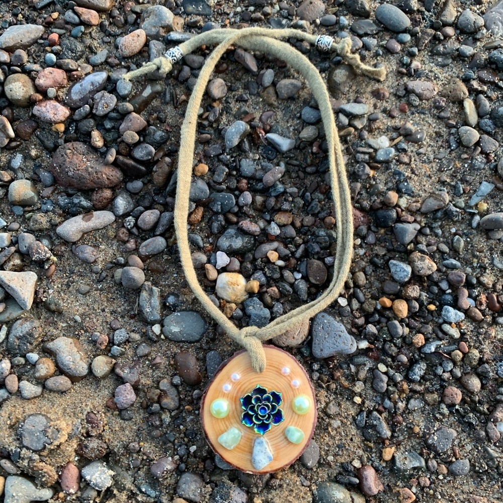 Flower, crystal, and wood pendant necklace - Picture 5 of 8